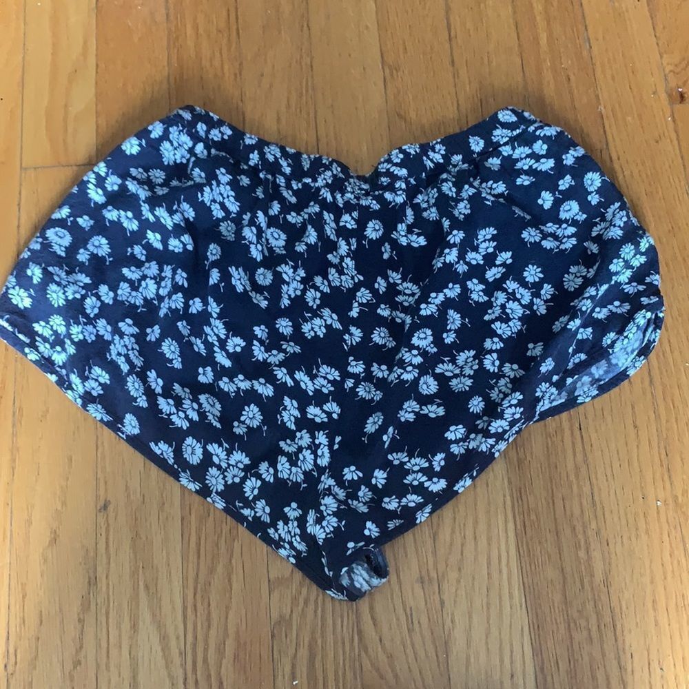 Abercrombie & Fitch Floral Print Shorts — light & airy - Picture 4 of 5